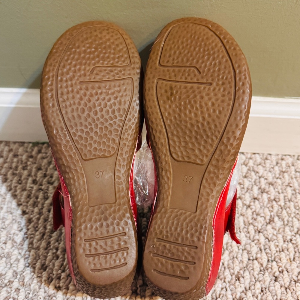 Bright Red L’Artiste Leather Sassy Comfortable Mary Jane Style Shoes! - Picture 15 of 16